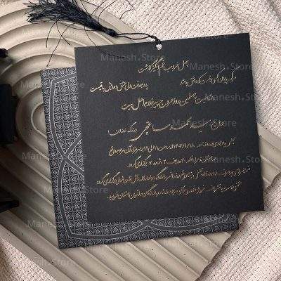 کارت ترحیم S512 – ترکیبی از اصالت، زیبایی و ماندگاریکارت ترحیم S512 یکی از خاص‌ترین و زیباترین مدل‌های کارت تسلیت است که با طراحی منحصر‌به‌فرد، جنس کاغذ با‌کیفیت و جزئیات چشم‌نواز، انتخابی شایسته برای ابراز همدردی و احترام به عزیزان از‌دست‌رفته محسوب می‌شود. این کارت با ترکیب عناصر کلاسیک و مدرن، حس آرامش و وقار را به مخاطب منتقل کرده و جلوه‌ای ویژه به لحظه‌های وداع می‌بخشد. در ادامه، به بررسی ویژگی‌های برجسته این کارت پرداخته‌ایم.