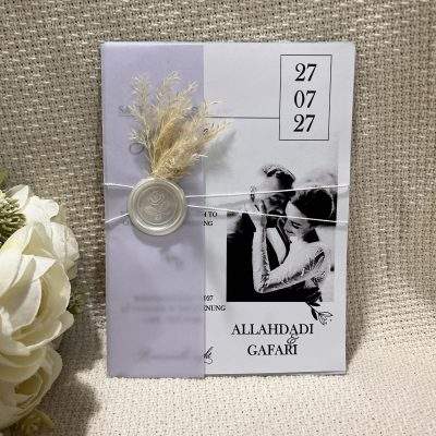 کارت عروسی A430 یکی از مدل‌های جذاب و منحصر به فرد است که ترکیب زیبایی‌شناسی و کیفیت بالا را با قیمت اقتصادی و مقرون به صرفه به شما ارائه می‌دهد. این کارت از جنس مقوای مقاوم و با کیفیت ساخته شده و با طراحی خاص و ویژگی‌های منحصر به فرد، به مراسم عروسی شما جلوه‌ای خاص می‌بخشد. در ادامه با ویژگی‌های این کارت آشنا می‌شویم که آن را به یکی از بهترین انتخاب‌ها برای عروس و دامادهای خوش سلیقه تبدیل کرده است.