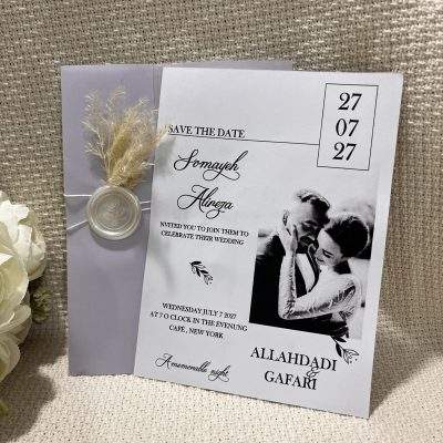 کارت عروسی A430 یکی از مدل‌های جذاب و منحصر به فرد است که ترکیب زیبایی‌شناسی و کیفیت بالا را با قیمت اقتصادی و مقرون به صرفه به شما ارائه می‌دهد. این کارت از جنس مقوای مقاوم و با کیفیت ساخته شده و با طراحی خاص و ویژگی‌های منحصر به فرد، به مراسم عروسی شما جلوه‌ای خاص می‌بخشد. در ادامه با ویژگی‌های این کارت آشنا می‌شویم که آن را به یکی از بهترین انتخاب‌ها برای عروس و دامادهای خوش سلیقه تبدیل کرده است.