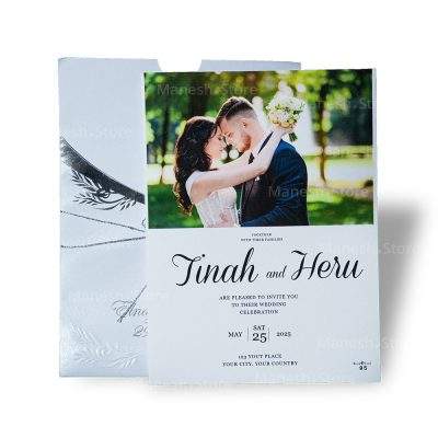 کارت عروسی RL95؛ انتخابی خاص و متفاوت برای مراسم شما یکی از مهم‌ترین جزئیات مراسم عروسی، کارت دعوت آن است. کارت عروسی اولین تصویری است که میهمانان از جشن شما دریافت می‌کنند و به همین دلیل، انتخاب یک کارت زیبا و شیک اهمیت زیادی دارد. اگر به دنبال کارتی خاص، مدرن و شیک هستید، کارت عروسی RL95 می‌تواند بهترین انتخاب برای شما باشد. این کارت با ویژگی‌های منحصر‌به‌فرد خود، از جمله پاکت و لایی باکیفیت متالایز شایندار، طراحی خاص، امکان اضافه کردن عکس دلخواه شما، چاپ طلاکوب یا نقره‌کوب روی پاکت و چاپ دیجیتال باکیفیت، یک انتخاب ایده‌آل برای عروس و دامادهای خوش‌سلیقه است.