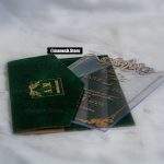 کارت عروسی RL75؛ تجسمی از زیبایی و شکوه در طراحی کارت دعوت در دنیای امروزی، انتخاب کارت عروسی به اندازه‌ی انتخاب لباس عروس، تالار، یا حتی دسته‌گل عروس مهم است. کارت دعوت اولین عنصری است که مهمانان شما مشاهده می‌کنند و می‌تواند برداشتی اولیه و بسیار تأثیرگذار از شکوه و زیبایی مراسم شما ارائه دهد. اگر شما از آن دسته عروس و دامادهایی هستید که به‌دنبال یک کارت عروسی لاکچری، خاص و مدرن هستید، بدون شک کارت عروسی RL75 یکی از بهترین و بی‌نظیرترین انتخاب‌ها برای شما خواهد بود. این کارت با طراحی استثنایی، برش خاص، پاکت جیر با برجستگی‌های زیبا و چاپ طلاکوب ظریف، ترکیبی از مدرنیته و شکوه سنتی را به نمایش می‌گذارد. کارت RL75 به یکی از ترندهای پرطرفدار در پیج منش استور تبدیل شده و نزدیک به نیم میلیون بازدید در اینستاگرام داشته است. این میزان محبوبیت نشان از خاص بودن، جذابیت و زیبایی خیره‌کننده‌ی این کارت دارد.