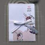 کارت عروسی S398؛ ترکیبی از سادگی، ظرافت و قیمت اقتصادی انتخاب کارت عروسی یکی از مهم‌ترین بخش‌های برنامه‌ریزی برای مراسم ازدواج است. کارت عروسی به‌عنوان اولین معرف جشن شما، نشان‌دهنده سلیقه، سبک و شکوه مراسم خواهد بود. اگر به دنبال کارتی هستید که علاوه بر زیبایی و خاص بودن، قیمت مناسبی هم داشته باشد، کارت عروسی S398 یک گزینه ایده‌آل برای شماست. این کارت با طراحی مینیمال، رنگ‌بندی چشم‌نواز و جزئیات هنری، توانسته رضایت عروس و دامادهای بسیاری را جلب کند.