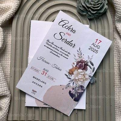 کارت عروسی S398؛ ترکیبی از سادگی، ظرافت و قیمت اقتصادی انتخاب کارت عروسی یکی از مهم‌ترین بخش‌های برنامه‌ریزی برای مراسم ازدواج است. کارت عروسی به‌عنوان اولین معرف جشن شما، نشان‌دهنده سلیقه، سبک و شکوه مراسم خواهد بود. اگر به دنبال کارتی هستید که علاوه بر زیبایی و خاص بودن، قیمت مناسبی هم داشته باشد، کارت عروسی S398 یک گزینه ایده‌آل برای شماست. این کارت با طراحی مینیمال، رنگ‌بندی چشم‌نواز و جزئیات هنری، توانسته رضایت عروس و دامادهای بسیاری را جلب کند.