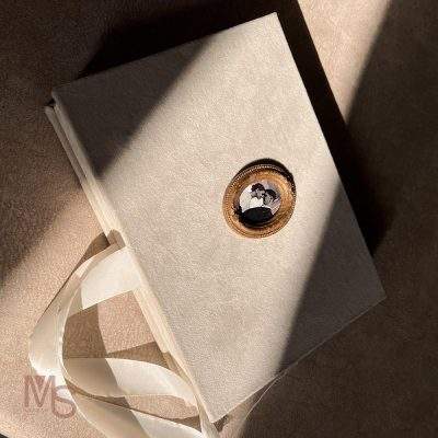 کارت عروسی هاردباکس مدل H03ترکیبی از ظرافت اروپایی، طراحی لاکچری و ماندگاری بی‌نظیرکارت عروسی، اولین تصویر از مراسم باشکوه شماست. انتخاب کارت مناسب، نه‌تنها جلوه‌ای خاص به مراسم‌تان می‌دهد بلکه نشان‌دهنده‌ی سلیقه‌ی شما به عنوان عروس و داماد است. اگر به‌دنبال یک کارت عروسی متفاوت، خاص و بی‌نظیر هستید که در همان نگاه اول، مهمان‌ها را شگفت‌زده کند، کارت عروسی هاردباکس مدل H03 دقیقاً همان چیزی‌ست که باید داشته باشید.