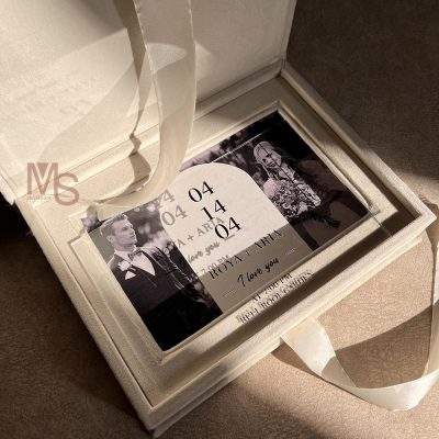 کارت عروسی هاردباکس مدل H03ترکیبی از ظرافت اروپایی، طراحی لاکچری و ماندگاری بی‌نظیرکارت عروسی، اولین تصویر از مراسم باشکوه شماست. انتخاب کارت مناسب، نه‌تنها جلوه‌ای خاص به مراسم‌تان می‌دهد بلکه نشان‌دهنده‌ی سلیقه‌ی شما به عنوان عروس و داماد است. اگر به‌دنبال یک کارت عروسی متفاوت، خاص و بی‌نظیر هستید که در همان نگاه اول، مهمان‌ها را شگفت‌زده کند، کارت عروسی هاردباکس مدل H03 دقیقاً همان چیزی‌ست که باید داشته باشید.