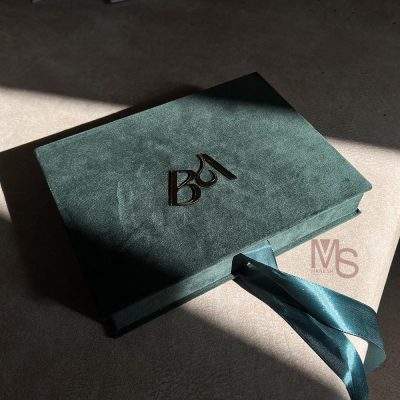 کارت عروسی مدل هاردباکس جا حلقه دار | اگر به دنبال یک هدیه خاص، لوکس و به‌یادماندنی برای مراسم عروسی یا عقد هستید، یا می‌خواهید لحظه‌های عاشقانه‌تان را در قالبی زیبا و جاودانه ثبت کنید، هاردباکس یادگاری با چاپ پلکسی Manesh Store دقیقاً همان چیزی‌ست که دنبالش هستید.