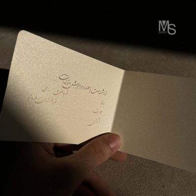 کارت حنابندان اقتصادی؛ دعوتی صمیمی با حال‌و‌هوای سنتدر دنیای پر زرق‌وبرق کارت‌های عروسی و مراسم پرهزینه، گاهی ساده‌ترین چیزها بیشترین اثر را دارند. «کارت دعوت حنابندان اقتصادی» دقیقاً یکی از همین چیزهای ساده اما ارزشمند است. این کارت کوچک و مقرون‌به‌صرفه، با طراحی زیبا و چاپ حرفه‌ای افست، انتخابی ایده‌آل برای عروس و دامادهایی‌ست که به دنبال یک دعوت‌نامه رسمی، ساده، شکیل و درعین‌حال اقتصادی برای مراسم صمیمی حنابندان خود هستند.کارت حنابندان شما، آغازگر یکی از خاص‌ترین شب‌های زندگی‌تان است. شبی که پر از موسیقی، شادی، لباس‌های محلی، خنده‌های خانوادگی و نقش‌ونگار حناست. این کارت قرار نیست تنها یک اطلاع‌رسانی خشک باشد؛ بلکه مثل یک لبخند، یک دعوت از سر محبت و یک یادگاری شیرین از شبی پر از احساس عمل می‌کند.