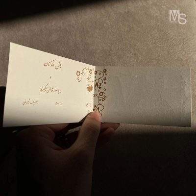 کارت دعوت عقدکنان اقتصادی؛ سادگی شیک برای لحظه‌ای ماندگارعقدکنان یکی از شیرین‌ترین، احساسی‌ترین و مهم‌ترین لحظات زندگی هر زوج جوان است. مراسمی که آغاز یک زندگی مشترک را با عشق، احترام و تعهد جشن می‌گیرد. در این مراسم معمولاً تعداد مهمانان محدودتر و فضای مراسم صمیمی‌تر است، و به همین دلیل کارت دعوتی که برای آن در نظر گرفته می‌شود، باید دقیقاً همین حس و حال را منتقل کند. کارت دعوت عقدکنان اقتصادی منش استور با طراحی زیبا، چاپ افست حرفه‌ای و قیمت مقرون‌به‌صرفه، انتخابی هوشمندانه برای این شب خاص است.