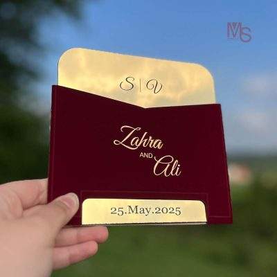 کارت عروسی مدل S405 | انتخابی لوکس و خاص برای روز بزرگ شماکارت عروسی، اولین نمایی است که مهمانان از جشن شما می‌بینند. این کارت‌ها علاوه بر دعوت به مراسم، می‌توانند نمایانگر سلیقه و شخصیت شما باشند. به همین دلیل، انتخاب کارت عروسی مناسب نه‌تنها برای شما بلکه برای مهمانانتان نیز مهم است. اگر به دنبال یک کارت عروسی با طراحی لوکس و کیفیتی عالی هستید که از نظر ظاهری و باطنی کاملاً منحصر به فرد باشد، کارت عروسی مدل S405 از منش استور می‌تواند گزینه‌ای بی‌نظیر باشد. این کارت با ویژگی‌هایی چون پاکت مقوایی با رویه جیر، لایی کارت از جنس مولتی استایل، برش خاص و طراحی لوکس و خاص، تمام انتظارات شما را از یک کارت عروسی ایده‌آل برآورده می‌کند.