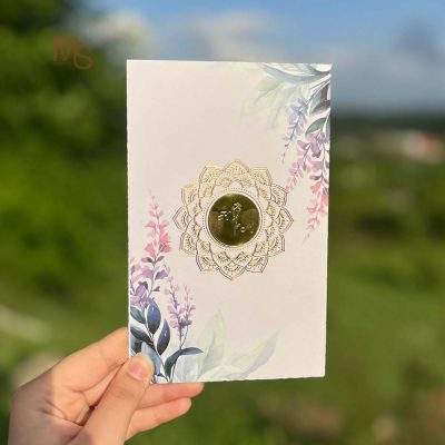 کارت عروسی مدل S124 | ترکیبی از سادگی مینیمال و زیبایی هنری برای جشن شمادر دنیایی که سادگی و زیبایی طبیعی بیش از همیشه ارزشمند شده، کارت عروسی مدل S124 از منش استور، نمادی بی‌نظیر از این دو مفهوم است. این کارت با طراحی لوکس و مینیمال، جلوه‌ای خاص و دلنشین به دعوت عروسی شما می‌بخشد. اگر به دنبال کارت عروسی‌ای هستید که هم خاص باشد و هم با ظرافتی هنری قلب مهمانان شما را لمس کند، کارت S124 بهترین انتخاب شماست.
