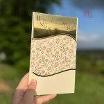 کارت عروسی مدل S123 | طراحی لوکس و خاص برای یک روز به‌یادماندنیانتخاب کارت عروسی یکی از مهم‌ترین تصمیمات برای هر عروس و دامادی است که می‌خواهند مراسمی به‌یادماندنی و خاص برگزار کنند. کارت عروسی نه تنها یک دعوتنامه است، بلکه نمادی از سلیقه و شخصیت شما و همسرتان است. اگر به دنبال یک کارت عروسی با طراحی منحصر به فرد، کیفیت بالا و ظاهری لوکس و خاص هستید، کارت عروسی مدل S123 از منش استور انتخابی بی‌نظیر است. این کارت با ویژگی‌هایی مانند پاکت از جنس مقوا، لایی کارت از جنس مولتی استایل، برش خاص و طراحی لوکس، گزینه‌ای عالی برای کسانی است که می‌خواهند در مراسم خود یک قدم فراتر از معمول بردارند.