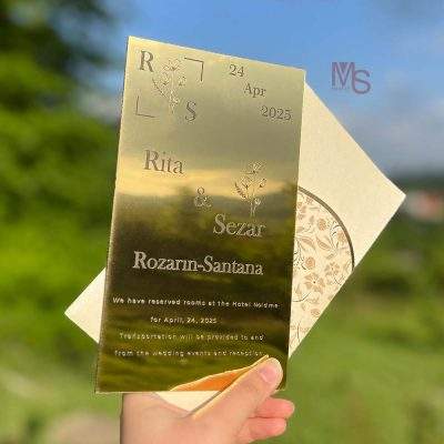 کارت عروسی مدل S123 | طراحی لوکس و خاص برای یک روز به‌یادماندنیانتخاب کارت عروسی یکی از مهم‌ترین تصمیمات برای هر عروس و دامادی است که می‌خواهند مراسمی به‌یادماندنی و خاص برگزار کنند. کارت عروسی نه تنها یک دعوتنامه است، بلکه نمادی از سلیقه و شخصیت شما و همسرتان است. اگر به دنبال یک کارت عروسی با طراحی منحصر به فرد، کیفیت بالا و ظاهری لوکس و خاص هستید، کارت عروسی مدل S123 از منش استور انتخابی بی‌نظیر است. این کارت با ویژگی‌هایی مانند پاکت از جنس مقوا، لایی کارت از جنس مولتی استایل، برش خاص و طراحی لوکس، گزینه‌ای عالی برای کسانی است که می‌خواهند در مراسم خود یک قدم فراتر از معمول بردارند.