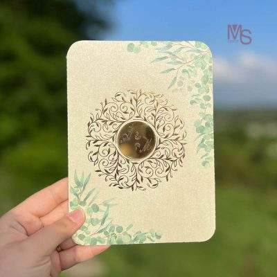 کارت عروسی مدل S403 | ترکیبی از سادگی مینیمال و زیبایی هنری برای جشن شمادر دنیایی که سادگی و زیبایی طبیعی بیش از همیشه ارزشمند شده، کارت عروسی مدل S403 از منش استور، نمادی بی‌نظیر از این دو مفهوم است. این کارت با طراحی لوکس و مینیمال، جلوه‌ای خاص و دلنشین به دعوت عروسی شما می‌بخشد. اگر به دنبال کارت عروسی‌ای هستید که هم خاص باشد و هم با ظرافتی هنری قلب مهمانان شما را لمس کند، کارت S403 بهترین انتخاب شماست.