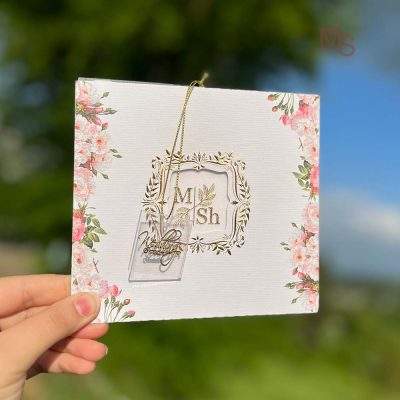 کارت عروسی مدل S377 از برند منش استور، با ویژگی‌هایی همچون پاکت از جنس مقوا، لایی کارت از جنس طلق، چاپ طلاکوب، برش خاص، و طراحی لوکس و خاص، انتخابی بی‌نظیر برای کسانی است که به دنبال کارت عروسی‌ای شیک، باکیفیت و با طراحی متفاوت هستند.