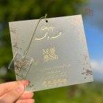 کارت عروسی مدل S377 از برند منش استور، با ویژگی‌هایی همچون پاکت از جنس مقوا، لایی کارت از جنس طلق، چاپ طلاکوب، برش خاص، و طراحی لوکس و خاص، انتخابی بی‌نظیر برای کسانی است که به دنبال کارت عروسی‌ای شیک، باکیفیت و با طراحی متفاوت هستند.