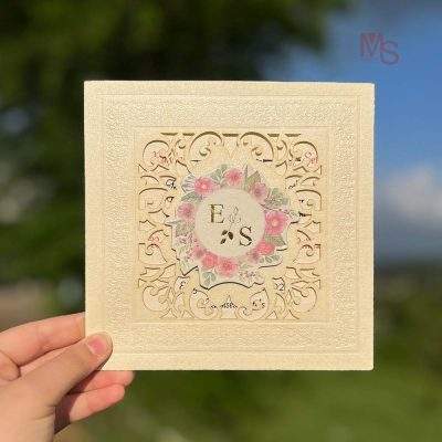 کارت عروسی مدل S298 | شکوه و ظرافتی بی‌نظیر برای روز خاص شما اگر به دنبال یک کارت عروسی منحصربه‌فرد و فاخر هستید که جلوه‌ای بی‌نظیر به دعوت مراسم شما بدهد، کارت عروسی مدل S298 از منش استور انتخابی ایده‌آل برای شماست. این کارت با طراحی پرجزئیات، متریال باکیفیت و ظاهری کاملاً لوکس، برای زوج‌هایی ساخته شده که به دنبال متفاوت بودن هستند.