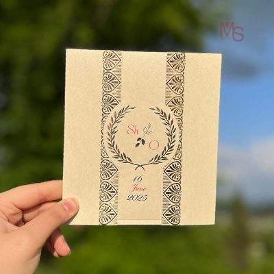 کارت عروسی مدل S387 | طراحی کلاسیک با جزئیات خاصکارت عروسی، به عنوان اولین یادگاری از یکی از مهم‌ترین روزهای زندگی هر زوج، باید نه تنها احساسات و هیجانات آنان را منتقل کند، بلکه باید نشان‌دهنده‌ی سلیقه و شخصیت آن‌ها باشد. کارت عروسی مدل S387 از منش استور، ترکیبی از طراحی کلاسیک و متریال‌های باکیفیت است که به هر زوج این امکان را می‌دهد تا دعوتنامه‌ای منحصر به فرد و به یادماندنی برای مهمانان خود ایجاد کنند.