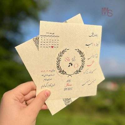 کارت عروسی مدل S387 | طراحی کلاسیک با جزئیات خاصکارت عروسی، به عنوان اولین یادگاری از یکی از مهم‌ترین روزهای زندگی هر زوج، باید نه تنها احساسات و هیجانات آنان را منتقل کند، بلکه باید نشان‌دهنده‌ی سلیقه و شخصیت آن‌ها باشد. کارت عروسی مدل S387 از منش استور، ترکیبی از طراحی کلاسیک و متریال‌های باکیفیت است که به هر زوج این امکان را می‌دهد تا دعوتنامه‌ای منحصر به فرد و به یادماندنی برای مهمانان خود ایجاد کنند.