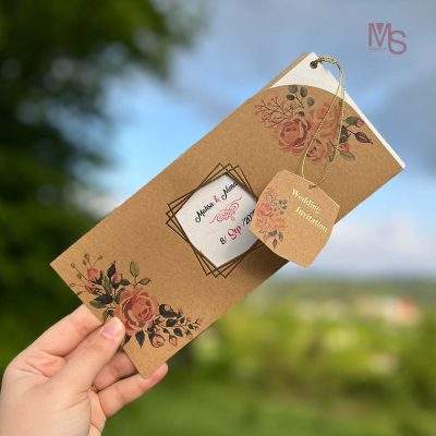 کارت عروسی مدل S55 | انتخابی اقتصادی با طراحی خاص و دوست‌داشتنیکارت عروسی مدل S55 یکی از جدیدترین محصولات سال ۱۴۰۴ از مجموعه‌ی منش استور است که به‌خاطر طراحی خاص، قیمت اقتصادی و کیفیت بالایش مورد توجه عروس و دامادهای خوش‌سلیقه قرار گرفته. این کارت ترکیبی از زیبایی، سادگی و کارایی است و به شما کمک می‌کند بدون پرداخت هزینه‌های سنگین، یک کارت عروسی شیک و متفاوت داشته باشید.