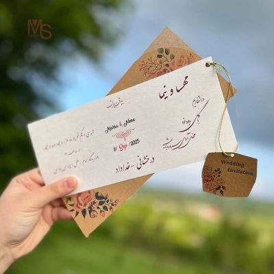 کارت عروسی مدل S55 | انتخابی اقتصادی با طراحی خاص و دوست‌داشتنیکارت عروسی مدل S55 یکی از جدیدترین محصولات سال ۱۴۰۴ از مجموعه‌ی منش استور است که به‌خاطر طراحی خاص، قیمت اقتصادی و کیفیت بالایش مورد توجه عروس و دامادهای خوش‌سلیقه قرار گرفته. این کارت ترکیبی از زیبایی، سادگی و کارایی است و به شما کمک می‌کند بدون پرداخت هزینه‌های سنگین، یک کارت عروسی شیک و متفاوت داشته باشید.
