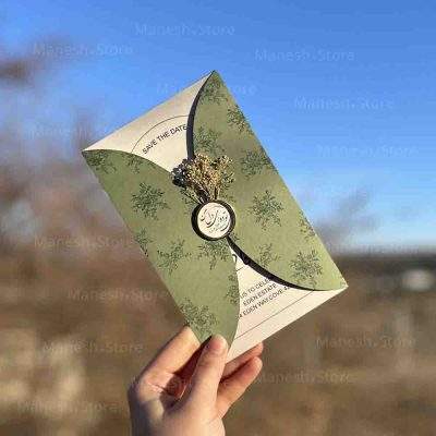 کارت عروسی A483 یکی از بهترین انتخاب‌ها برای کسانی است که به دنبال یک طراحی مدرن و منحصر به فرد برای روز بزرگ خود هستند. این کارت عروسی با ویژگی‌های خاص و طراحی مینیمال، نه تنها به‌عنوان یک دعوت‌نامه، بلکه به‌عنوان یک اثر هنری کوچک، در خاطر مهمانان شما باقی خواهد ماند. این کارت با رعایت اصول سادگی، ظرافت و شیک بودن، به طور خاص به‌وسیله الهام‌گیری از سبک‌های اروپایی طراحی شده و در عین سادگی، یک طراحی خاص و لوکس را ارائه می‌دهد.
