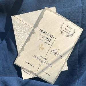 کارت عروسی اروپایی مدل 1200 با پاکت برجسته‌کاری، طلاکوب و طرح گیپور و اکلیلی، انتخابی لوکس، شیک و خاص است. مونتاژ کارت به‌سادگی توسط مشتری انجام می‌شود و چاپ کارت تنها پس از تایید مشتری انجام می‌شود.