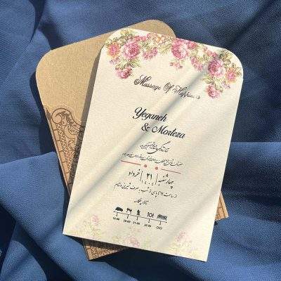 کارت عروسی اقتصادی مدل 790 با برش زیبا، طراحی دروازه سلطنتی و پاپیون آماده، انتخابی شیک، خلاقانه و راحت است. مونتاژ کارت به‌سادگی توسط مشتری انجام می‌شود و چاپ کارت تنها پس از تایید مشتری انجام می‌شود.