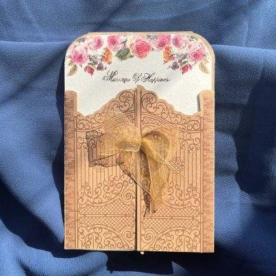 کارت عروسی اقتصادی مدل 789 با برش زیبا، طراحی دروازه سلطنتی و پاپیون آماده، انتخابی شیک، خلاقانه و راحت است. مونتاژ کارت به‌سادگی توسط مشتری انجام می‌شود و چاپ کارت تنها پس از تایید مشتری انجام می‌شود.