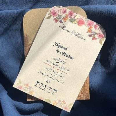 کارت عروسی اقتصادی مدل 789 با برش زیبا، طراحی دروازه سلطنتی و پاپیون آماده، انتخابی شیک، خلاقانه و راحت است. مونتاژ کارت به‌سادگی توسط مشتری انجام می‌شود و چاپ کارت تنها پس از تایید مشتری انجام می‌شود.