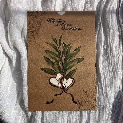 کارت عروسی کرافت مدل 1168 با پاکت کرافت و برش خاص، آماده و بدون نیاز به مونتاژ، انتخابی مینیمال، شیک و اقتصادی است. چاپ کارت تنها پس از تایید مشتری انجام می‌شود.