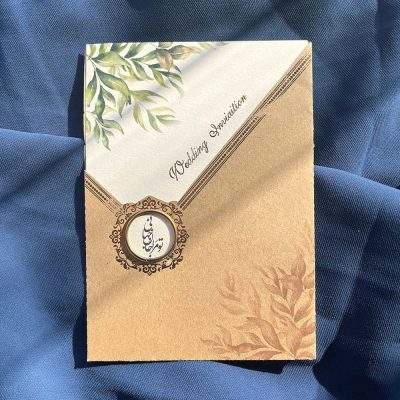 کارت عروسی اقتصادی مدل 1245 با پاکت کرافت و طراحی ساده، آماده و مونتاژ راحت، انتخابی شیک و مقرون‌به‌صرفه است. چاپ کارت تنها پس از تایید مشتری انجام می‌شود.