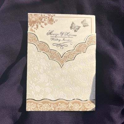 کارت عروسی اقتصادی مدل 998 با پاکت برجسته و برش خاص، آماده و بدون نیاز به مونتاژ، انتخابی شیک، مینیمال و اقتصادی است. چاپ کارت تنها پس از تایید مشتری انجام می‌شود.