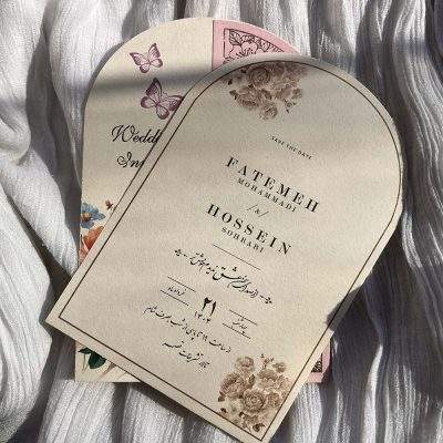 کارت عروسی گنبدی مدل 1198 با طراحی گنبدی و اکسسوری قلب چوبی، آماده و مونتاژ راحت، انتخابی شیک، مینیمال و اقتصادی است.