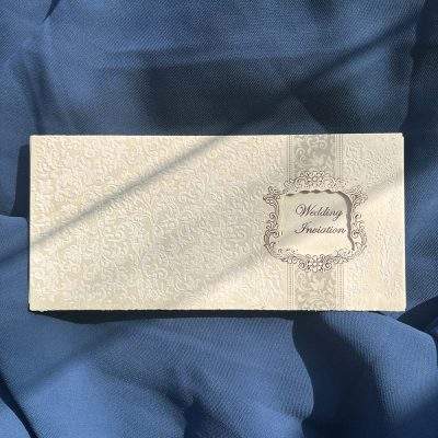 کارت عروسی اقتصادی مدل 1032 با پاکت برجسته و شاینی اکلیلی، سنگین، آماده و بدون مونتاژ، انتخابی شیک، مینیمال و پرستیژدار است.