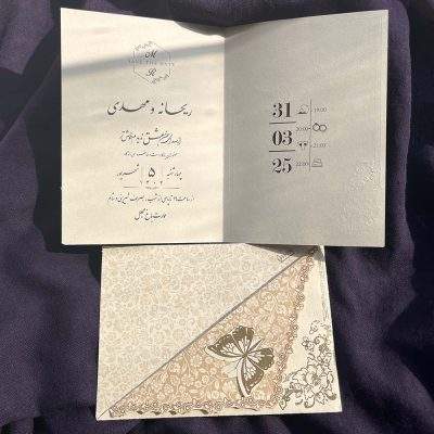 کارت عروسی اقتصادی مدل 779 با برش پروانه‌ای و طلاکوب، آماده و بدون نیاز به مونتاژ، انتخابی شیک، مینیمال و خاص است.