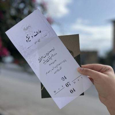 کارت عروسی مینیمال اقتصادی مدل 1246 کارت عروسی مینیمال اقتصادی مدل 1246 با طراحی شیک و مینیمال در دو رنگ شیری و سبز، انتخابی فوق پرفروش، آماده و فوق اقتصادی برای مراسم شماست. این کارت بدون نیاز به مونتاژ ارائه می‌شود و چاپ آن تنها پس از تایید نهایی مشتری انجام می‌شود. مشخصات محصول کد محصول: 1246 طراحی: مینیمال و اقتصادی رنگ‌ها: شیری و سبز سبک کارت: فوق پرفروش و آماده مونتاژ: ندارد زمان آماده‌سازی: ۵ روز کاری چاپ: تنها پس از تایید مشتری مزایا و ویژگی‌ها کارت 1246 با طراحی ساده و مینیمال، جلوه‌ای شیک و جذاب به مراسم شما می‌بخشد. آماده بودن کارت بدون نیاز به مونتاژ، راحتی و سرعت استفاده را برای مشتریان تضمین می‌کند. مناسب چه مراسمی است؟ کارت 1246 برای مراسم‌های اقتصادی، مینیمال و پرفروش مناسب است و انتخابی عالی برای زوج‌هایی است که به دنبال کارت آماده، شیک و با قیمت فوق اقتصادی هستند. نحوه سفارش و طراحی کارت عروسی مینیمال اقتصادی مدل 1246 را می‌توانید از طریق سایت Maneshstore.ir سفارش دهید. پشتیبانی و هماهنگی از طریق اینستاگرام و تلگرام انجام می‌شود. چاپ کارت تنها پس از تایید شما انجام می‌شود. جمع‌بندی اگر به دنبال کارت عروسی مینیمال، فوق پرفروش و آماده هستید، کارت 1246 با رنگ‌های شیری و سبز، انتخابی شیک، ساده و فوق اقتصادی است.