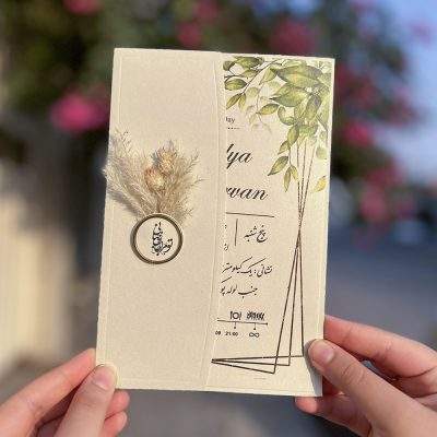 کارت عروسی مینیمال مدل IL431 با پاکت و لایی متالایز و اکسسوری شیک، انتخابی ساده و مدرن برای عروس و دامادهای امروزی است. مونتاژ آن به‌راحتی توسط مشتری انجام می‌شود.