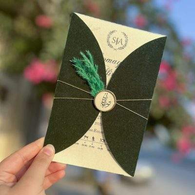 کارت عروسی مینیمال مدل IL463 با پاکت جیر سبز و تزئین گل‌های پامپاس همرنگ، انتخابی شیک و مدرن است. مونتاژ کارت به‌سادگی توسط مشتری انجام می‌شود و طراحی طی ۲۴ ساعت ارسال و پس از تایید مشتری چاپ می‌شود.