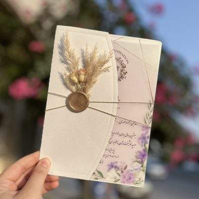 کارت عروسی طلقی مدل IL398 با پاکت متالایز، چاپ طلاکوب و اکسسوری شیک انتخابی لاکچری برای مراسم‌های خاص است. مونتاژ کارت به‌سادگی توسط مشتری انجام می‌شود.