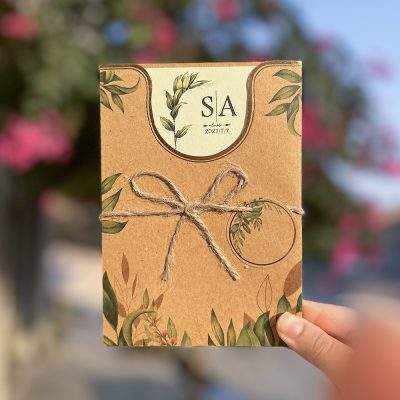 کارت عروسی اقتصادی مدل IL427 با پاکت کرافت، لایی مقوای ایرانی و اکسسوری نخ کرافت، انتخابی ساده و شیک برای زوج‌هاست. مونتاژ کارت به‌سادگی توسط مشتری انجام می‌شود و طراحی طی ۲۴ ساعت ارسال و پس از تایید مشتری چاپ می‌شود.