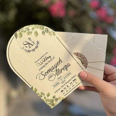 کارت عروسی مینیمال مدل IL457 گنبدی با پاکت و لایی متالایز و طرح برجسته، همراه با اکسسوری شیک است. مونتاژ کارت به‌سادگی توسط مشتری انجام می‌شود.