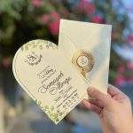 کارت عروسی مینیمال مدل IL452 گنبدی با پاکت متالایز، برجستگی‌های جزئی و اکسسوری همراه، انتخابی شیک و لوکس است. مونتاژ کارت به‌سادگی توسط مشتری انجام می‌شود و طراحی طی ۲۴ ساعت ارسال و پس از تایید مشتری چاپ می‌شود.