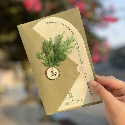 کارت عروسی مینیمال مدل IL528 با پاکت مقوایی رنگ شده ایرانی، برش گنبدی و لایی مقوایی، انتخابی شیک، اقتصادی و خاص است. مونتاژ کارت به‌سادگی توسط مشتری انجام می‌شود و طراحی طی ۲۴ ساعت ارسال و پس از تایید مشتری چاپ می‌شود.