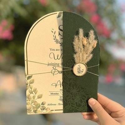 کارت عروسی مینیمال مدل IL438 با پاکت جیر سبز، برش گنبدی و لایی متالایز با طرح گلبرگ سبز، انتخابی شیک و مینیمال است. مونتاژ کارت به‌سادگی توسط مشتری انجام می‌شود و طراحی طی ۲۴ ساعت ارسال و پس از تایید مشتری چاپ می‌شود.