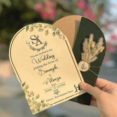 کارت عروسی مینیمال مدل IL438 با پاکت جیر سبز، برش گنبدی و لایی متالایز با طرح گلبرگ سبز، انتخابی شیک و مینیمال است. مونتاژ کارت به‌سادگی توسط مشتری انجام می‌شود و طراحی طی ۲۴ ساعت ارسال و پس از تایید مشتری چاپ می‌شود.