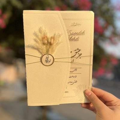 کارت عروسی طلقی مدل IL399 با پاکت متالایز، لایی طلق و چاپ طلاکوب، انتخابی شیک و لاکچری است. مونتاژ کارت به‌سادگی توسط مشتری انجام می‌شود و طراحی طی ۲۴ ساعت ارسال و پس از تایید مشتری چاپ می‌شود.