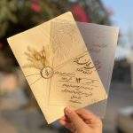 کارت عروسی طلقی مدل IL399 با پاکت متالایز، لایی طلق و چاپ طلاکوب، انتخابی شیک و لاکچری است. مونتاژ کارت به‌سادگی توسط مشتری انجام می‌شود و طراحی طی ۲۴ ساعت ارسال و پس از تایید مشتری چاپ می‌شود.