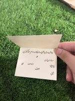 کارت دعوت عقدکنان اقتصادی؛ سادگی شیک برای لحظه‌ای ماندگار عقدکنان یکی از شیرین‌ترین، احساسی‌ترین و مهم‌ترین لحظات زندگی هر زوج جوان است. مراسمی که آغاز یک زندگی مشترک را با عشق، احترام و تعهد جشن می‌گیرد. در این مراسم معمولاً تعداد مهمانان محدودتر و فضای مراسم صمیمی‌تر است، و به همین دلیل کارت دعوتی که برای آن در نظر گرفته می‌شود، باید دقیقاً همین حس و حال را منتقل کند. کارت دعوت عقدکنان اقتصادی منش استور با طراحی زیبا، چاپ افست حرفه‌ای و قیمت مقرون‌به‌صرفه، انتخابی هوشمندانه برای این شب خاص است.