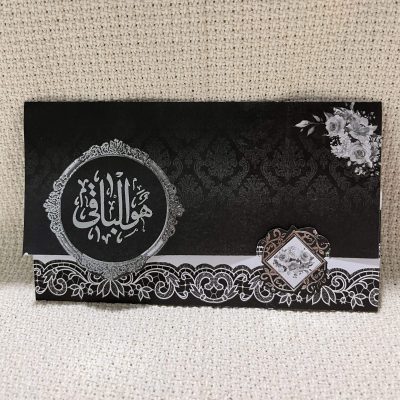 کارت ترحیم H28 سه لت با چاپ افست و متن دیجیتال داخلی، همراه با طرح «هوالباقی» نقره‌کوب، انتخابی اقتصادی و محترمانه برای مجالس ختم، چهلم و سالگرد است. طراحی طی ۲۴ ساعت ارسال و چاپ پس از تأیید، آماده‌سازی ۵ روز کاری دارد.