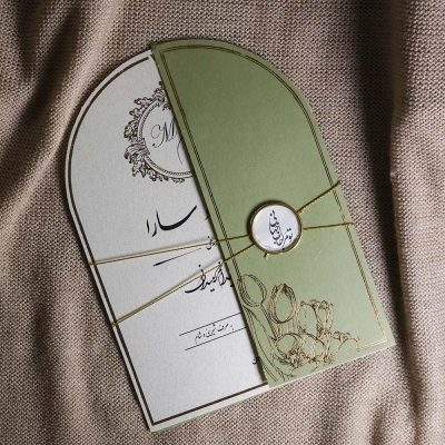 کارت عروسی گنبدی مدل IL424 با رنگ سبز ، اکسسوری‌های نخ، حلقه و لیبل "جان و جهانی" طراحی شده است. چاپ طلاکوب، طراحی خاص و آماده‌سازی ۵ روزه دارد. مونتاژ با مشتری است.
